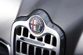 Alfa Romeo 1900C Super Sprint Coupé Ghia-Aigle (1959) - das berühmte Alfa-Romeo-Zeichen auf dem Bug