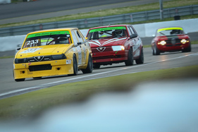 Alfa Romeo 75 V6 (1987) an der Historic Trophy Nürburgring 2016 im Rennfeld Scuderia Alfa Classico