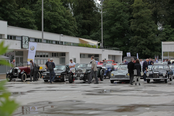 Alle Fahrzeuge sind für die Versteigerung aufgereiht - Dolder-Versteigerung der Oldtimer Galerie am 11. Juni 2016