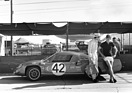 Alpine Alpine A211 V8 3000 (1968) - Die beiden Rennfahrer Mauro Bianchi (links) und Henri Grandsire vor dem Rennen mit ihrem Alpine A211 V8 3000 (12 Stunden von Sebring 1968)