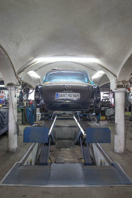 Arbeit an einer Mercedes 220 S Limousine - Einblicke in die Arbeit der Ponton-Manufaktur