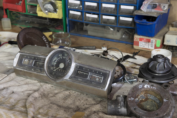 Armaturenbrett vor der Aufarbeitung - Einblicke in die Arbeit der Ponton-Manufaktur