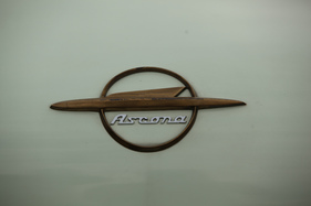 Ascona-Opel-Zeichen auf dem Opel Rekord - am 24. Oldtimer Grandprix Safenwil 2015