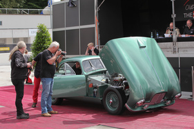 Bild Aston Martin DB 2 Vantage Spec (1952) - mit offener Haube präsentiert - an der Dolder-Versteigerung der Oldtimer Galerie am 11. Juni 2016