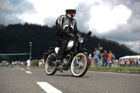 Auch Fahrzeuge mit kleinem Hubraum waren im Corso willkommen - Oldtimerclassic Hittnau 2014