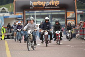 Auch Mofas und Kleinmototräder machten den Rundkurs unsicher - am 24. Oldtimer Grandprix Safenwil 2015