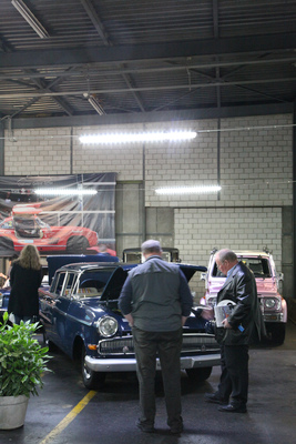 Auch der Opel Kapitän erregt viel Interesse - an der Versteigerung der Oldtimer Galerie am 23. April 2016 in Toffen