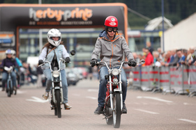 Auch die Mofafahrer waren natürlich mit Helm unterwegs - am 24. Oldtimer Grandprix Safenwil 2015