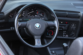 BMW 325i Cabriolet (E30, 1989) - alles in Schwarz gehalten innen