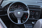 BMW 325i Cabriolet (E30, 1989) - alles in Schwarz gehalten innen