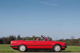 BMW 325i Cabriolet (E30, 1989) - das Dach verschwindet komplett unter einer Klappe hinter den Fondpassagieren