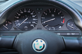 BMW 325i Cabriolet (E30, 1989) - vier klassische Rundinstrumente vor dem Fahrer
