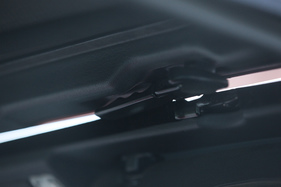 BMW 325i Cabriolet (E30, 1989) - zwei Verschlüsse links und rechts entriegeln das Dach