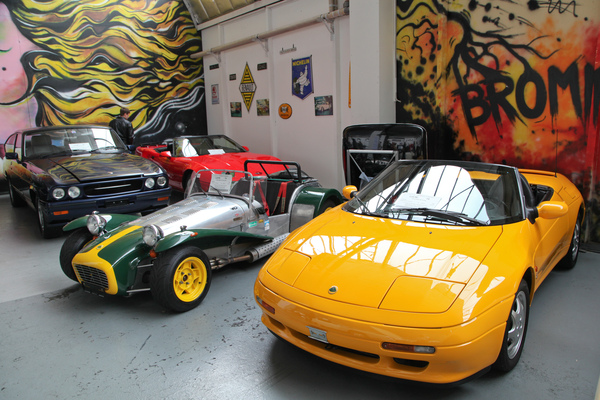 Bild Beide Lotus wurden verkauft - links der Super Seven, rechts der Elan mit Frontantrieb - an der Versteigerung der Oldtimer Galerie am 23. April 2016 in Toffen