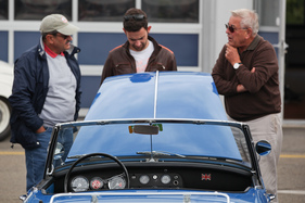 Benzin-Gespräche vor der offenen Motorhaube des MG Midgets - am 24. Oldtimer Grandprix Safenwil 2015