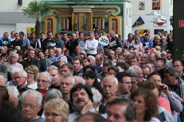 Bieter "305" legt nach IMG_6650 () - an der Versteigerung der Oldtimer Galerie am 23. April 2016 in Toffen