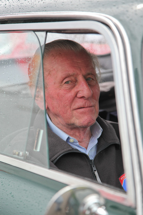 Bill Woodhouse im von ihm gebauten Prototypen Tornado Talisman V8 SP 250 (1960) - am Kunststoffautotreffen "Fantastic Plastic 2016"