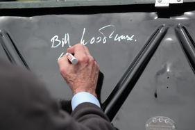 Bill Woodhouse signiert den von ihm gebauten Tornado Talisman V8 SP 250 (1960) - am Kunststoffautotreffen "Fantastic Plastic 2016"