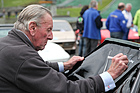 Bill Woodhouse signiert den von ihm gebauten Tornado Talisman V8 SP 250 (1960) - am Kunststoffautotreffen "Fantastic Plastic 2016"