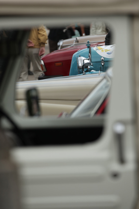 Blick durch den Oldtimer auf Oldtimer - am 24. Oldtimer Grandprix Safenwil 2015