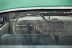 Blick ins Innere des Oppel Rekord Ascona - am 24. Oldtimer Grandprix Safenwil 2015