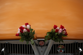 Blümchen auf der Haube des MG B GT - am 24. Oldtimer Grandprix Safenwil 2015