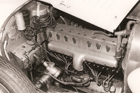 Bugatti 49 (1931) - ein Blick in den Motorraum - acht Zylinder in Reihe, Doppelzündung