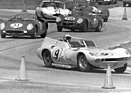 Chaparral 1 (1963) - Jim Hall im Chaparral 1 #9, gefolgt von Gesamtzweiter Nino Vaccarella im Ferrari 250 P #31 und Gesamtdritter Pedro Rodriguez im Ferrari 330 TRI (12 Stunden von Sebring 1963)