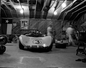 Chaparral 2A (1965) - Letzte Vorbereitungen am Abend vor dem Rennen am Gesamtsieger-Chaparral von Jim Hall (12 Stunden von Sebring 1965)