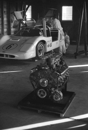 Chaparral 2F (1967) - Die Chaparral Crew arbeiten an Ihren Fahrzeugen vor dem Rennen (12 Stunden von Sebring 1967)