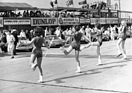 Cheerleader Girls unterhalten das Publikum vor dem Rennen (12 Stunden von Sebring 1964)
