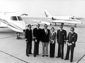 Chef und Crew der Arcus Air - Hajo Masing (dritter. v. l.) und seine tollkühnen Piloten 1976 mit „Aerospatiale“-Jets auf dem Kölner Flughafen