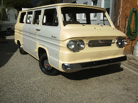 Chevrolet Corvair Greenbrier Sportswagon (1963) - angeboten unter Lot 049 an der Versteigerung der Oldtimer Galerie Toffen vom 26. November 2011