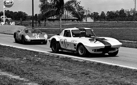 Chevrolet Corvette Grand Sport (1965) - Die Ridgeway Racing Corvette vor einem Ferrari 330 P (12 Stunden von Sebring 1965)