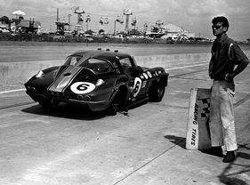 Chevrolet Corvette Sting Ray C2 (1965) - Trotz fehlendem Hinterrad schaffte es die Corvette von Don Yenko:John Bushell noch zur Boxengasse (12 Stunden von Sebring 1965)