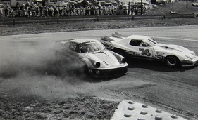 Chevrolet Greenwood Corvette (1977) - Die Greenwood Corvette und der gewinnende Porsche 911 RSR hatten ein kleines Techtelmechtel (12 Stunden von Sebring 1977)