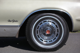 Chrysler New Yorker (1966) - Blick auf das Vorderrad