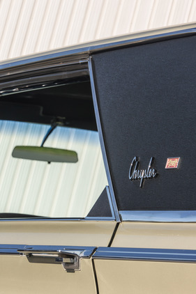 Chrysler New Yorker (1966) - Chrysler-Schriftzug auf dem Vinyldach