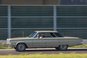 Chrysler New Yorker (1966) - eine Hand reicht locker zum Lenken