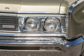 Chrysler New Yorker (1966) - in Chrom eingefasste Doppelscheinwerfer
