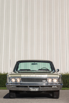 Chrysler New Yorker (1966) - von vorne vor allem Chrom zu sehen