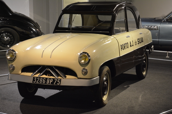 Citroën 2 CV mit Karosserie von Philippe Charbonneaux von 1953 - in der Sonderausstellung im Schlumpfmuseum