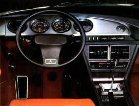 Citroën SM (1970) - Lenkrad und Armaturenbrett mit Rundinstrumenten Citroën SM (1970) - Lenkrad und Armaturenbrett mit Rundinstrumenten