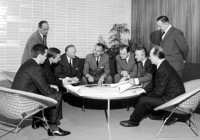 Clare M. MacKichan, der Gründes des Opel Styling-Centers, bei einer Mitarbeiter-Sitzung