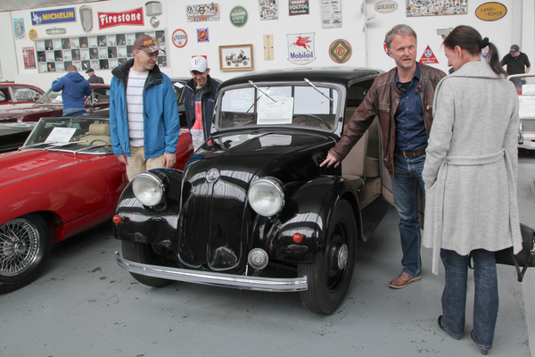 Da vorne ist kein Motor drin, denn der ist beim Mercedes-Benz 130 hinten - an der Versteigerung der Oldtimer Galerie am 23. April 2016 in Toffen