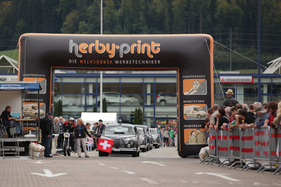 Das Feld der Jaguar-Limousinen (Feld 3) macht sich auf den Weg - am 24. Oldtimer Grandprix Safenwil 2015