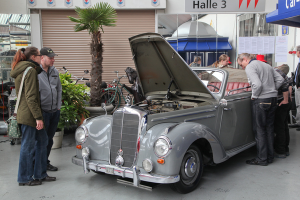 Bild Das unrestaurierte Mercedes-Benz 220 Cabriolet B von 1952 aus Erstbesitz erregt viel Aufsehen - an der Versteigerung der Oldtimer Galerie am 23. April 2016 in Toffen