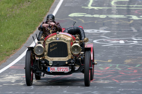 De Dion Bouton (1908) - Das älteste Fahrzeug im Starterfeld der Vorkriegslegenden beim ADAC Eifelrennen 2012