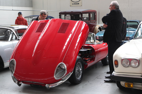 Dem Jaguar E-Type unter die Haube schauen - an der Versteigerung der Oldtimer Galerie am 23. April 2016 in Toffen Dem Jaguar E-Type unter die Haube schauen - an der Versteigerung der Oldtimer Galerie am 23. April 2016 in Toffen
