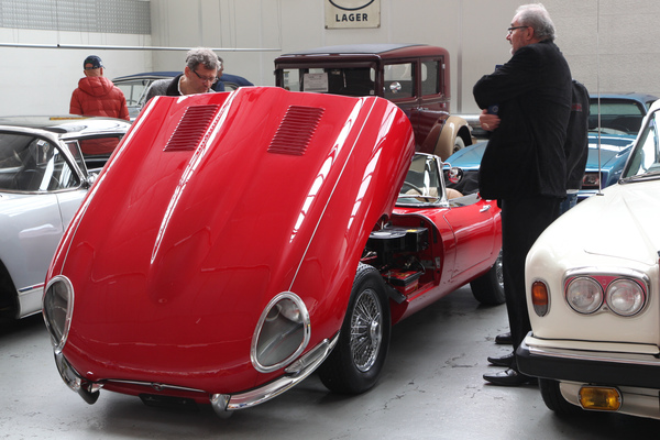 Bild Dem Jaguar E-Type unter die Haube schauen - an der Versteigerung der Oldtimer Galerie am 23. April 2016 in Toffen